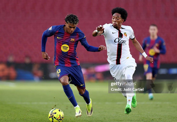 Yamal đã thực hiện 100 pha đi bóng qua người mùa này, nhưng hậu vệ&nbsp;Mojica vẫn không "phục"