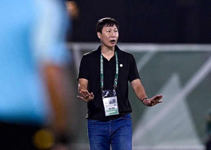 HLV Kim Sang Sik chỉ đạo học trò ở trận đấu giữa U23 Việt Nam và U23 Hàn Quốc.