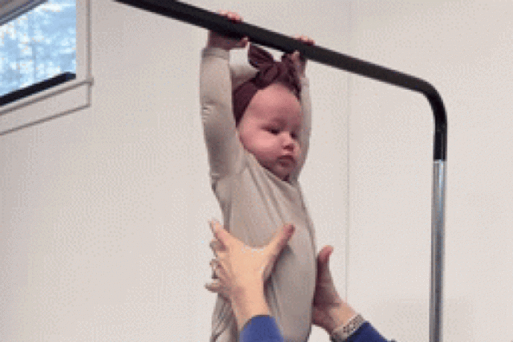 Em bé 8 tháng tuổi gây sốt với khả năng đu xà