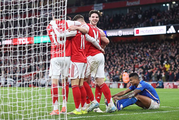 Arsenal đã hơn Man City tận 9 điểm sau đêm thứ Bảy