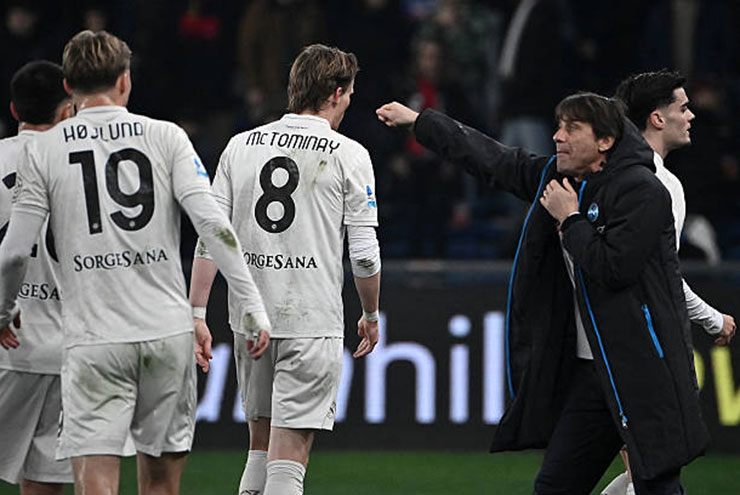 Hojlund và McTominay ghi 2 bàn đưa Napoli ngược dòng dẫn Genoa sau hiệp 1