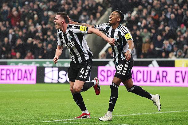 Botman (số 4) đánh đầu đưa Newcastle dẫn bàn từ quả phạt góc