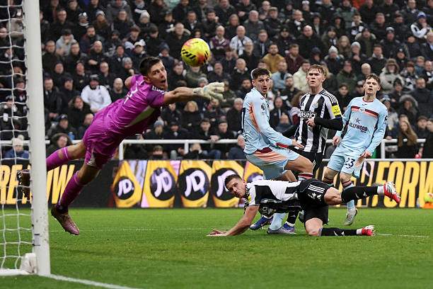 Trực tiếp bóng đá Newcastle - Brentford: Sai lầm phòng ngự, Brentford lại vượt lên (Ngoại hạng Anh) (Hết giờ) - 4