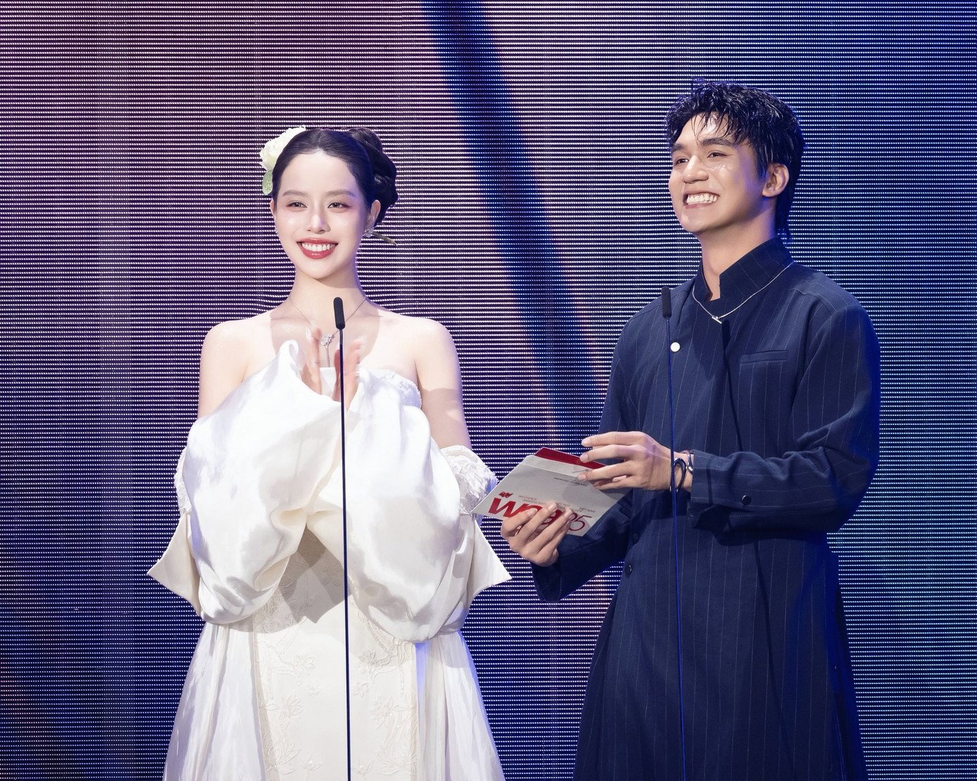 Hoa hậu Quốc tế 2024 đảm nhận vai trò công bố kết quả trong lễ trao giải. Cô gây ấn tượng với lối ăn nói duyên dáng, khéo léo.