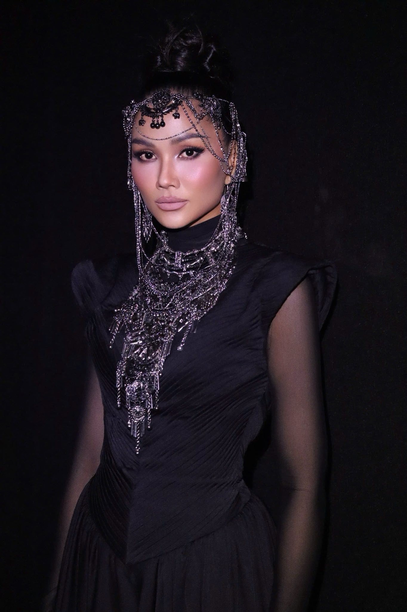 Hoa hậu H'Hen Niê bí ẩn với sắc đen và phụ kiện đội đầu lạ mắt trên thảm đỏ.