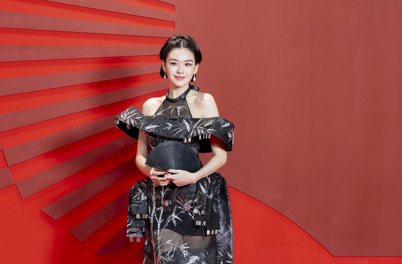 Hoa hậu Lê Hoàng Phương, Á hậu Tường San cùng chọn tông màu đen thanh lịch, quý phái.