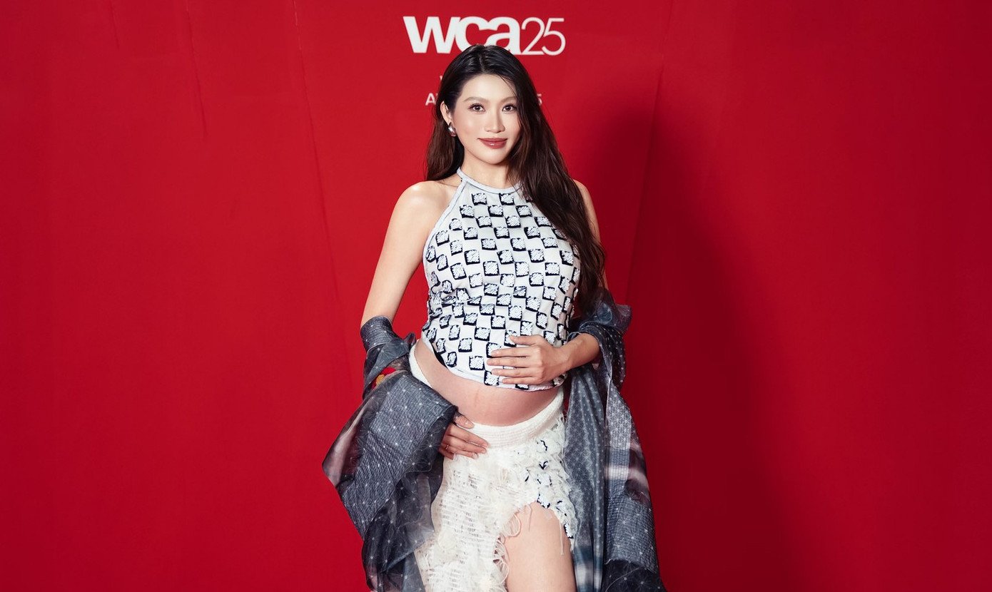 Á hậu Phương Anh chọn tông màu nude ngọt ngào, trong khi đó Á hậu Quỳnh Châu tự tin khoe bụng bầu trên thảm đỏ.