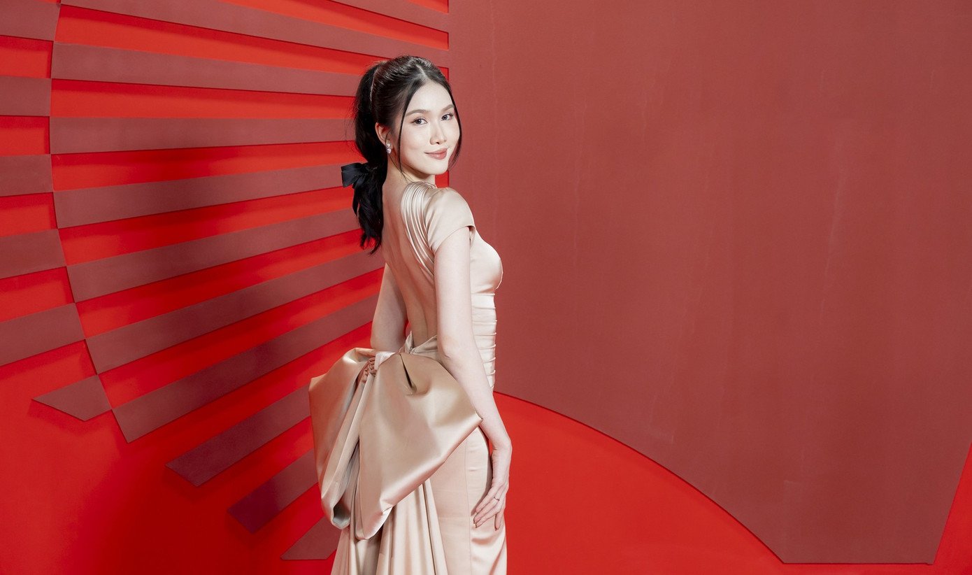 Á hậu Phương Anh chọn tông màu nude ngọt ngào, trong khi đó Á hậu Quỳnh Châu tự tin khoe bụng bầu trên thảm đỏ.