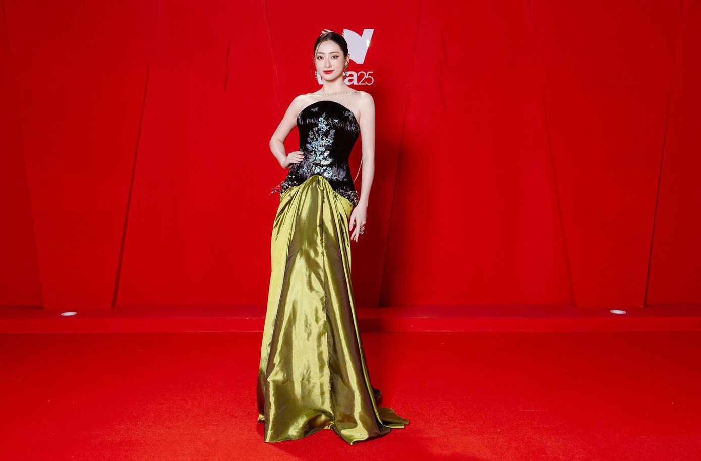 Hoa hậu Lương Thùy Linh, Á hậu Ngọc Thảo diện váy áo lộng lẫy.