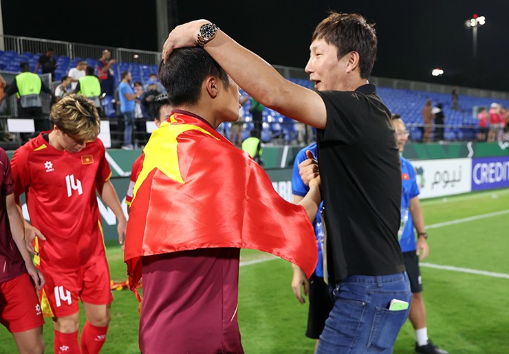 HLV Kim Sang Sik luôn coi các học trò như người thân trong gia đình.