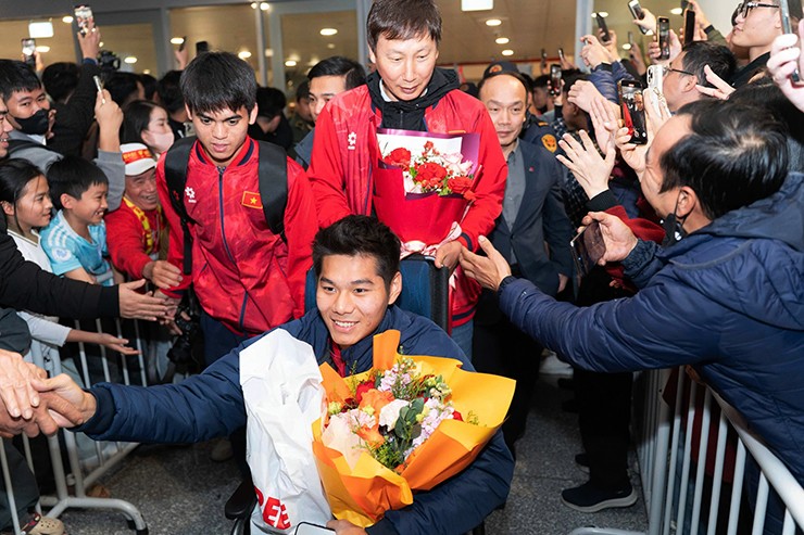 Hình ảnh HLV Kim Sang Sik đẩy xe lăn cho Hiểu Minh khi U23 Việt Nam về nước gây xúc động mạnh với cộng đồng người hâm mộ bóng đá ở Hàn Quốc.