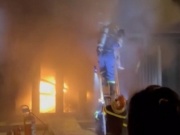 Cháy nhà ở TPHCM lúc rạng sáng, 4 người bị mắc kẹt