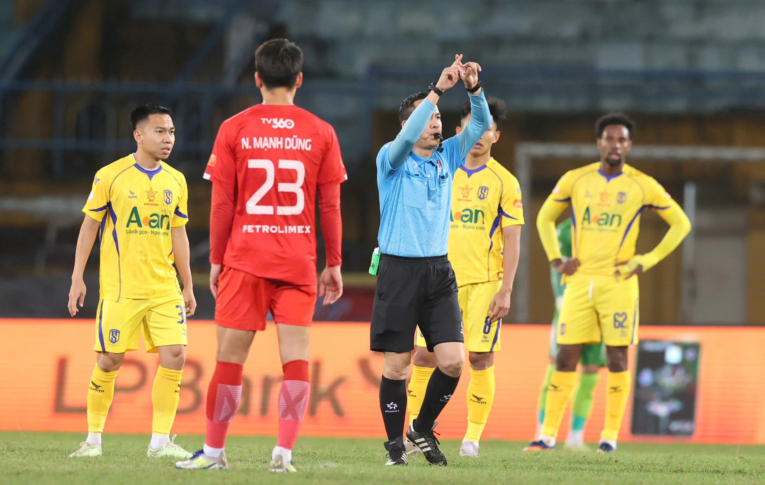 Trực tiếp bóng đá Thể Công Viettel - SLNA: Thất bại tan nát (Hết giờ) - 2