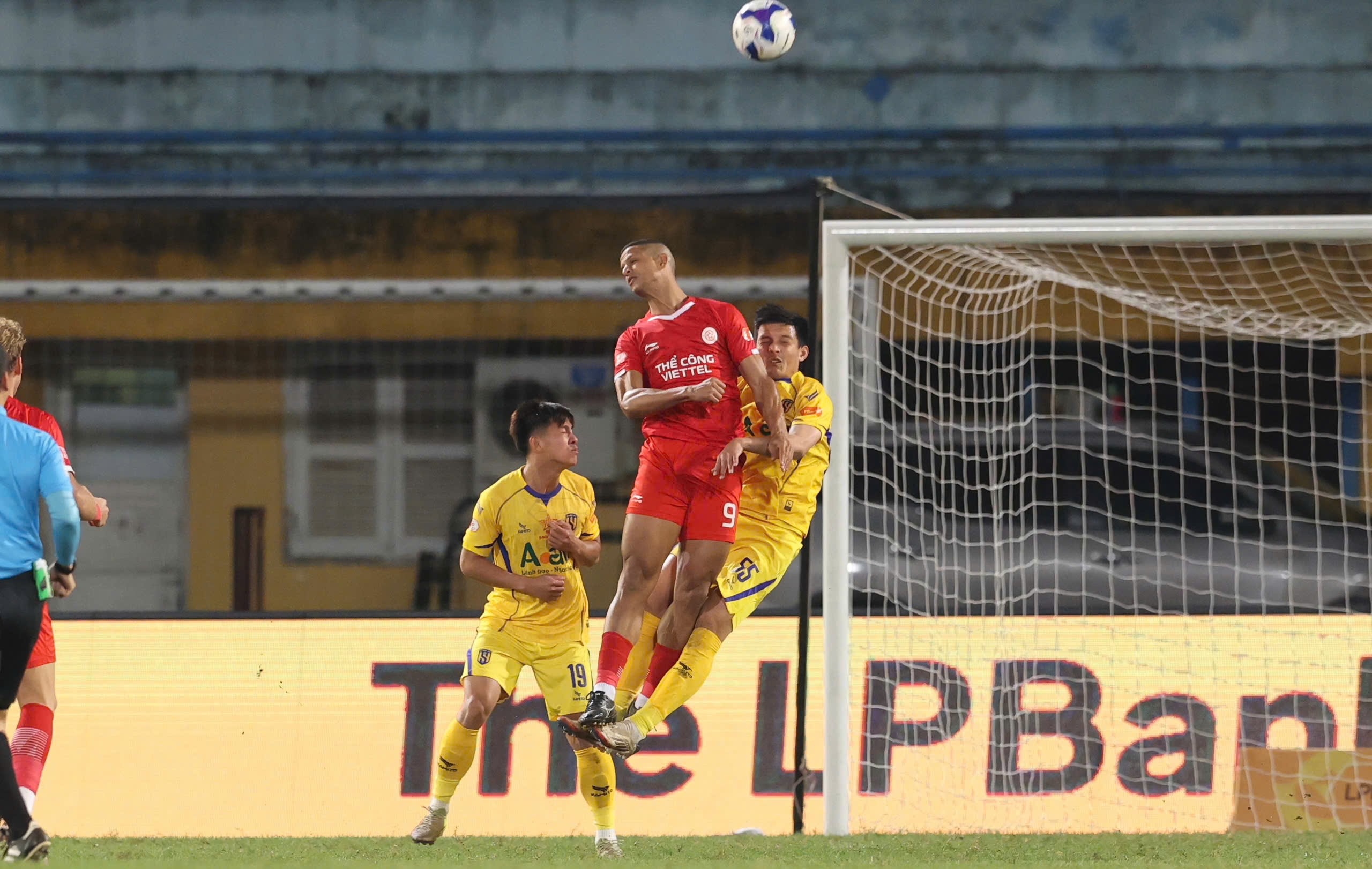 Trực tiếp bóng đá Thể Công Viettel - SLNA: Thất bại tan nát (Hết giờ) - 4
