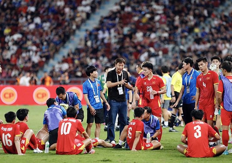 Đỗ Anh Văn luôn có mặt ở mọi "điểm nóng" cùng HLV Kim Sang Sik.