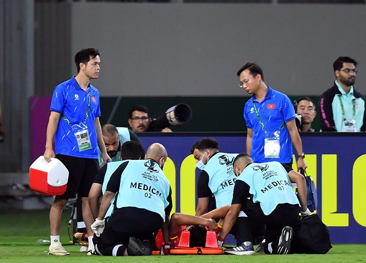 Các bác sĩ của U23 Việt Nam khi chứng kiến Hiểu Minh bị chấn thương ở trận gặp U23 Trung Quốc.