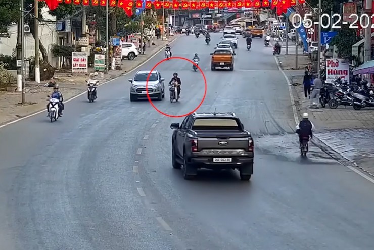 Clip: Hai mẹ con sang đường thiếu quan sát, suýt chui gầm ô tô trong tích tắc