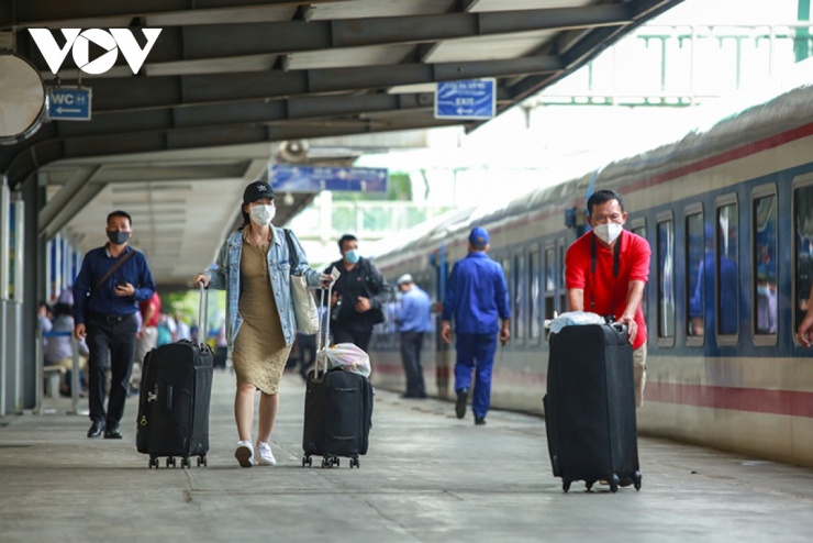 Giá vé tàu Tết 2026 tăng bình quân từ 5-10% so với năm trước, nhiều chặng cũng đã hết vé.