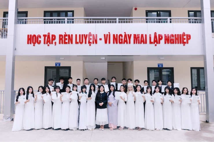 Độc lạ clip kỷ yếu triệu view: Khoe "tấm bằng" tốt nghiệp "búng ra tiếng Anh" - 1