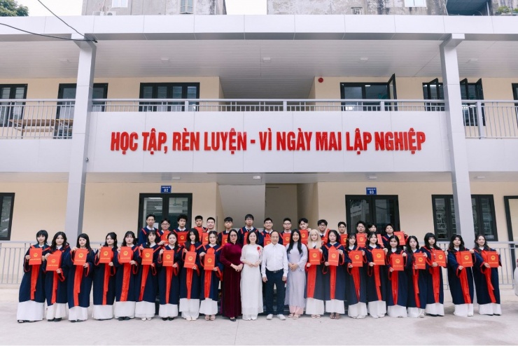 Độc lạ clip kỷ yếu triệu view: Khoe "tấm bằng" tốt nghiệp "búng ra tiếng Anh" - 2