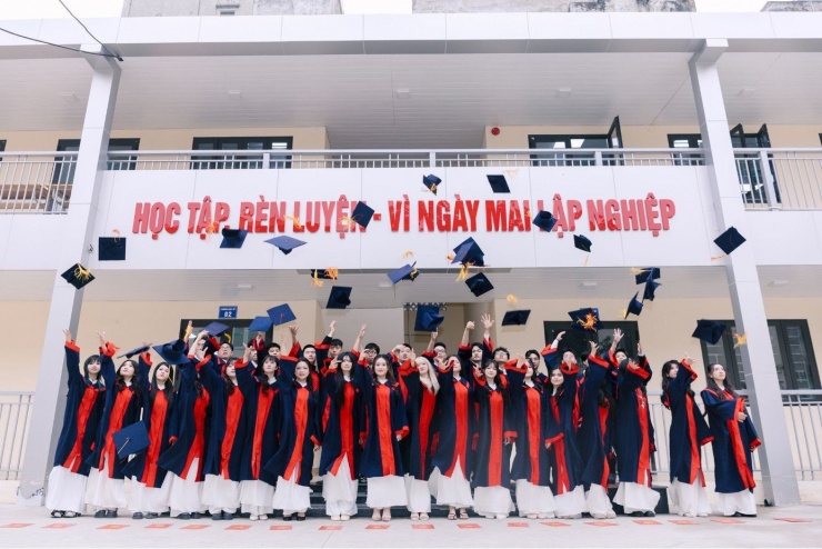 Độc lạ clip kỷ yếu triệu view: Khoe "tấm bằng" tốt nghiệp "búng ra tiếng Anh" - 4