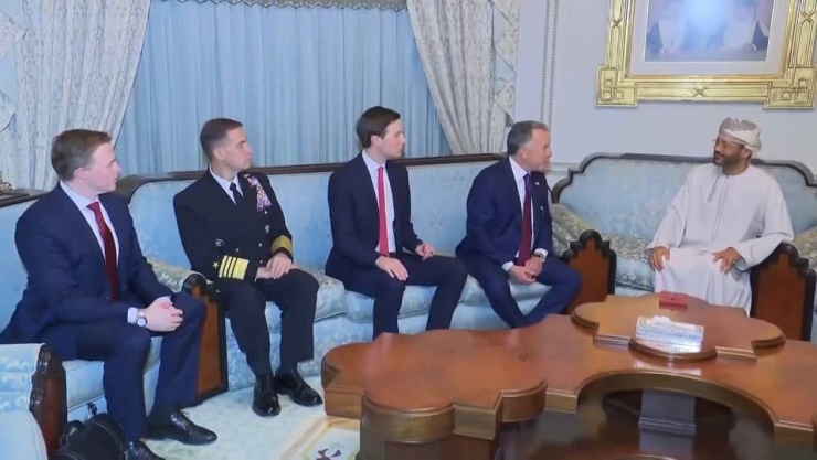 Tư lệnh Bộ Chỉ huy Trung tâm Mỹ (CENTCOM) Brad Cooper tháp tùng các Đặc phái viên Mỹ Steve Witkoff và Jared Kushner trong các cuộc đàm phán hạt nhân với Iran tại Muscat. Ảnh: PressTV