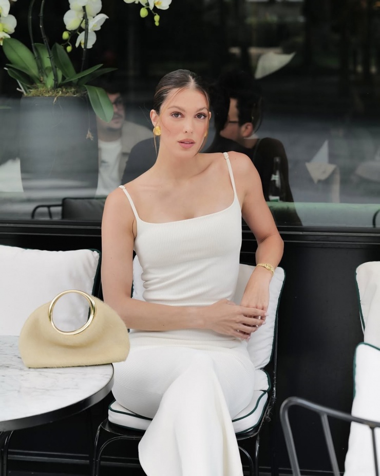 Iris Mittenaere trên thảm đỏ sự kiện.