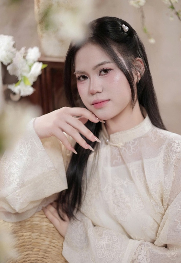 "Ta về nhóm lửa pha trà. Trồng hoa, đọc sách, nuôi gà, cắm câu. Xin đời thôi bớt lo âu. Không cần nhung gấm, chỉ cầu bình yên", Libero Lưu Thị Ly Ly viết trên trang cá nhân.