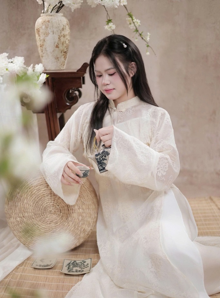 Cùng với dòng trạng thái này, Libero của Binh chủng Thông tin đăng tải bộ ảnh áo dài cực xinh đẹp đón Tết Bính Ngọ