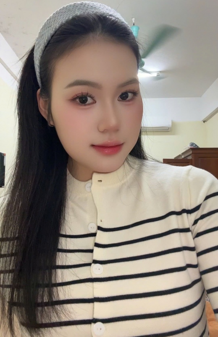 Mạnh mẽ khi thi đấu, ở ngoài đời tay đập Binh chủng Thông tin là một cô gái nữ tính, sống rất chân thành.