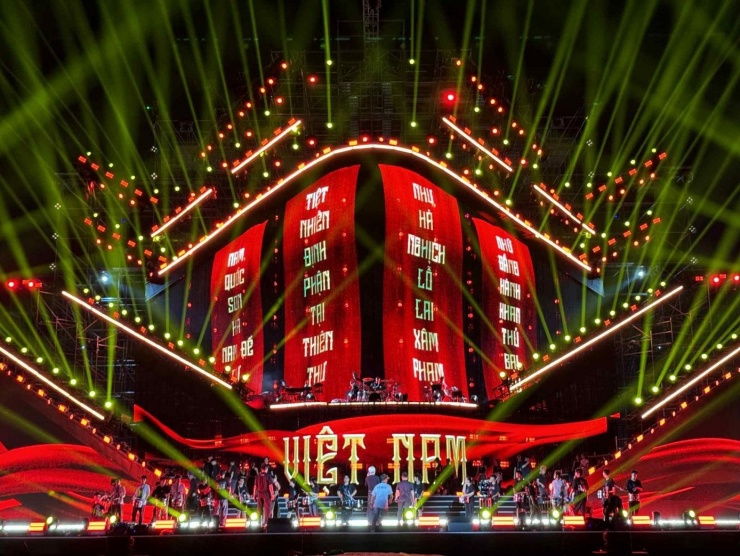 Không gian đủ lớn và tiêu chuẩn phục vụ 50.000 khán giả khan hiếm ở Việt Nam.