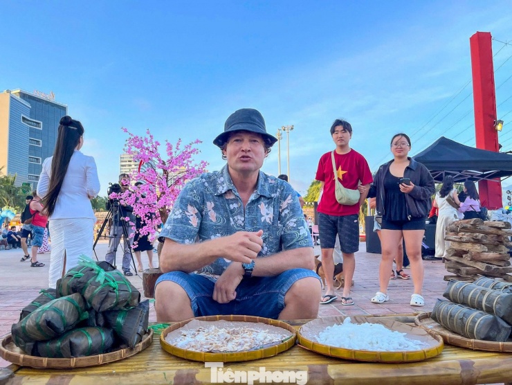 Anh Mark Johnson - du khách đến từ Anh - chia sẻ đây là lần đầu tiên anh được tự tay gói bánh chưng và cảm nhận không khí Tết cổ truyền của người Việt. “Tôi rất ấn tượng với cách người Việt gìn giữ truyền thống gia đình và cộng đồng trong dịp Tết. Việc cùng nhau gói bánh, trò chuyện và chia sẻ mang lại cảm giác rất ấm áp”, anh Mark nói.