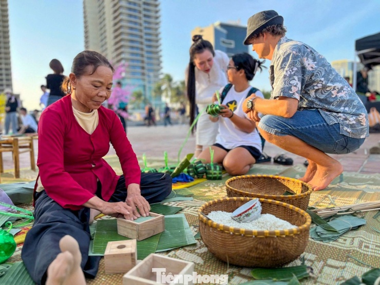 Ông Nguyễn Đức Vũ - Trưởng BQL bán đảo Sơn Trà và các bãi biển du lịch Đà Nẵng - cho biết, chương trình “Xuân yêu thương 2026” được tổ chức nhằm đưa Tết truyền thống đến gần hơn với người dân và du khách. Thông qua các hoạt động trải nghiệm như gói bánh chưng, bánh tét, làm mứt cổ truyền hay trò chơi dân gian, ban tổ chức mong muốn tạo sự gắn kết giữa người dân và du khách, đồng thời quảng bá hình ảnh du lịch biển Đà Nẵng gắn với đời sống văn hóa làng chài.