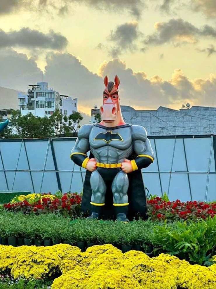 Linh vật ngựa 'hệ chill' ở Quy Nhơn gây bão mạng xã hội - 4