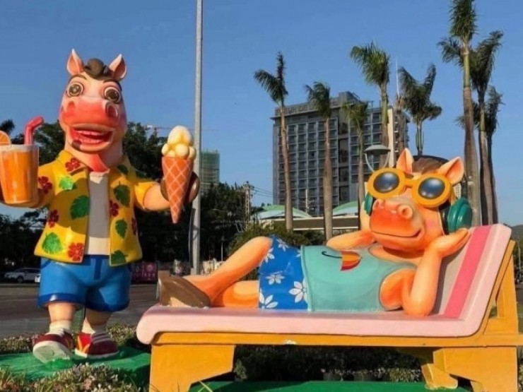 Linh vật ngựa 'hệ chill' ở Quy Nhơn gây bão mạng xã hội