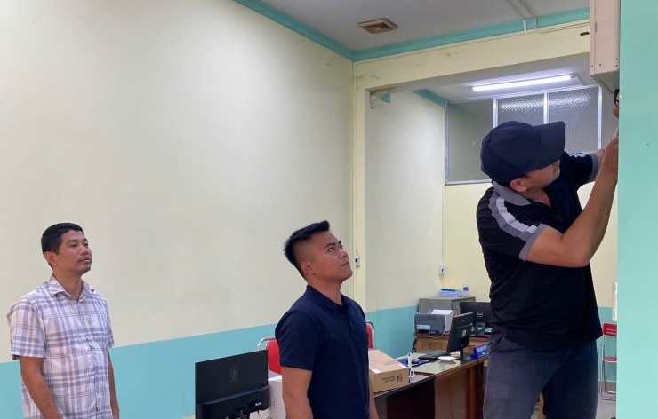 Cán bộ Phòng Kỹ thuật hình sự Công an tỉnh Vĩnh Long kiểm tra hệ thống báo động khẩn cấp có kết nối với công an nơi gần nhất tại tổ chức tín dụng trên địa bàn xã Cầu Kè.