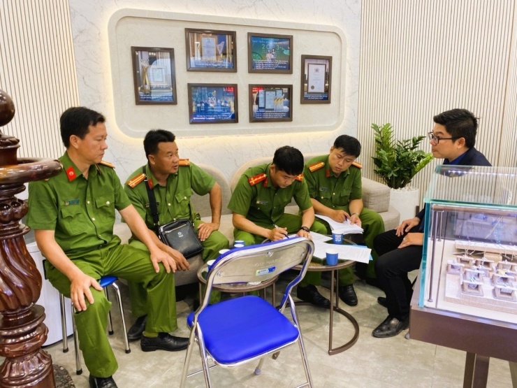 Lực lượng công an tuyên truyền cơ sở kinh doanh vàng, bạc đá, quý tại phường Trà Vinh, tỉnh Vĩnh Long.