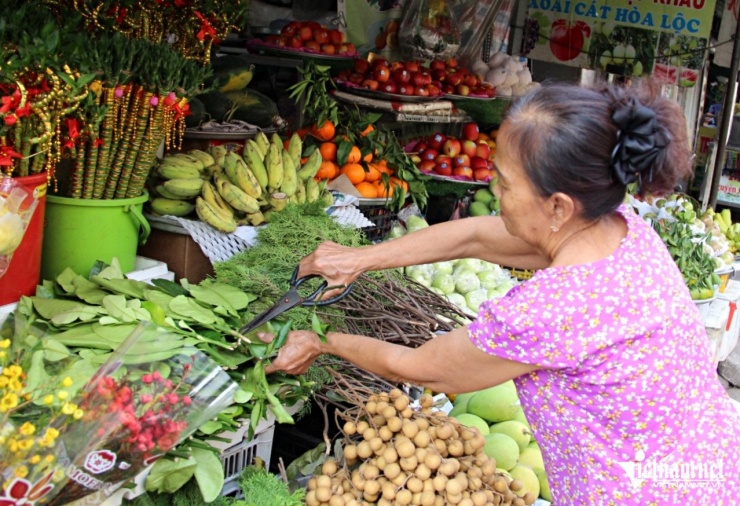 Bà Liên chủ yếu bán trái cây nhưng dịp Tết cũng nhập, bán thêm lá bưởi, lá trắc bách diệp. Ảnh: Hà Nguyễn