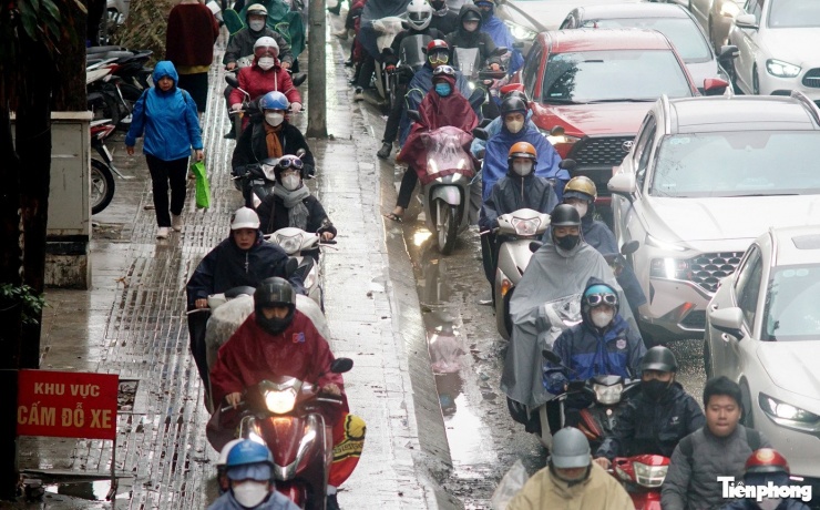 Một số tài xế xe máy vượt qua khu vực tắc đường bằng cách đi lên vỉa hè.