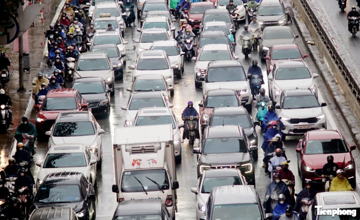 Trên đoạn đường này, nhiều ô tô xếp thành 4 hàng, chiếm gần hết mặt đường.