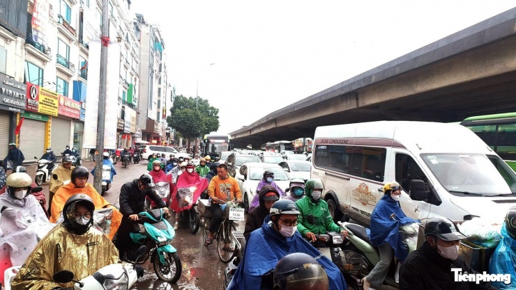 Tuyến đường Nguyễn Xiển cũng rơi vào cảnh phương tiện di chuyển chậm, nối hàng dài.