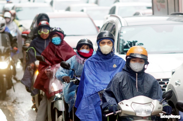 Sáng nay, trời mưa rét khiến người dân gặp khó khăn trong việc di chuyển.