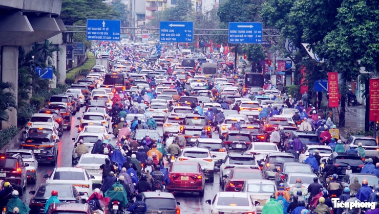 Khu vực đường Nguyễn Trãi hướng đi Ngã Tư Sở, nhiều người dân mất 10–15 phút để di chuyển quãng đường hơn 1 km.