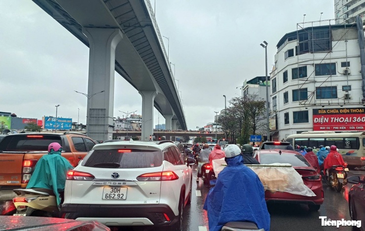 Đường Đại La hướng đi Trường Chinh ùn dài tại nút giao đèn tín hiệu.