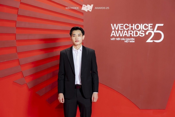 Cầu thủ Đình Bắc xuất hiện tại lễ trao giải WeChoice Awards 25. Ảnh: WeChoice