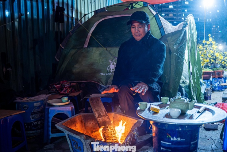 Hà Nội mưa rét thấu xương, tiểu thương trắng đêm trông đào quất - 7