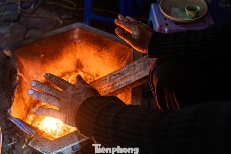 Mang mai vàng từ phương Nam ra Hà Nội, ông Hoàng Anh thấm thía cái rét 10 độ C. Ông lo lắng: "Gặp lạnh, mai khó nở đẹp nên khách chưa mặn mà". Dù vậy, người đàn ông này vẫn kiên nhẫn bám trụ, hy vọng sức mua sẽ "ấm" lên trong những ngày áp Tết.
