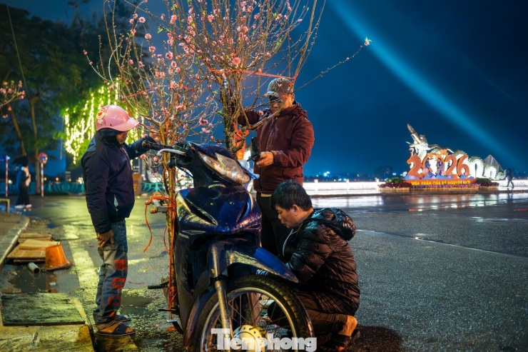 Theo các tiểu thương, lượng khách đến thời điểm hiện tại vẫn rất vắng vẻ, do đó họ kỳ vọng sau ngày 23 tháng Chạp, khi nhu cầu mua sắm tăng cao, tình hình buôn bán sẽ khởi sắc hơn.