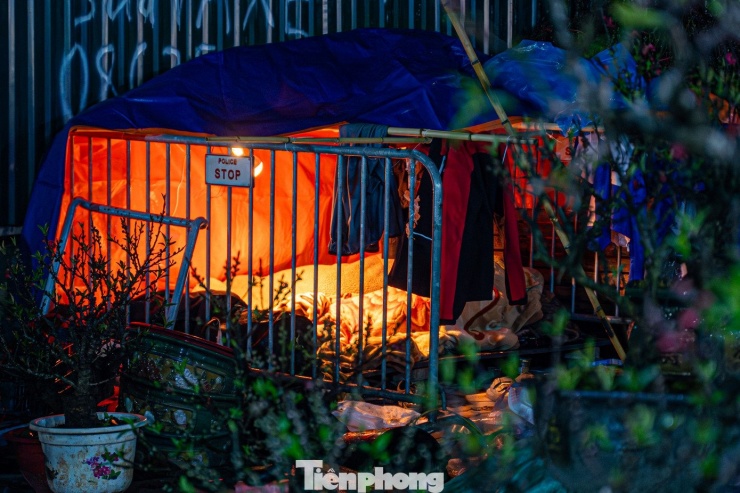 Để đảm bảo sức khỏe, nhiều tiểu thương phải lắp thêm đèn sưởi trong lều. Dù vậy, cái lạnh 10 độ C vẫn len lỏi qua từng khe hở của lớp bạt mỏng manh, khiến đêm trông hàng càng thêm dài đằng đẵng.