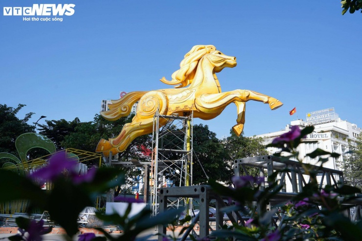 Phố đi bộ Nguyễn Huệ (phường Sài Gòn, TP.HCM) đang bước vào giai đoạn hoàn thiện cuối cùng để kịp mở cửa phục vụ người dân, du khách dịp Tết Bính Ngọ 2026.